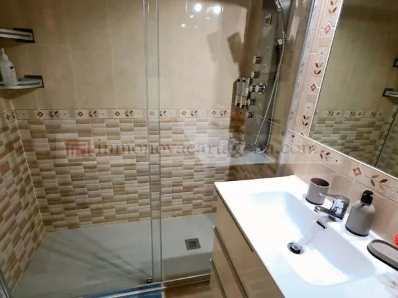 Venta de Espectacular Piso Bajo en Playa Islas Menores con Amplio Porche y Piscina Comunitaria