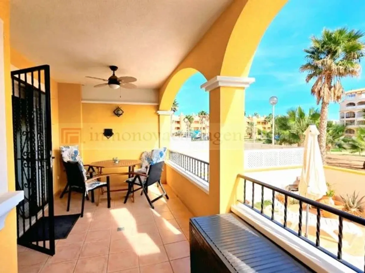 Venta de Espectacular Piso Bajo en Playa Islas Menores con Amplio Porche y Piscina Comunitaria