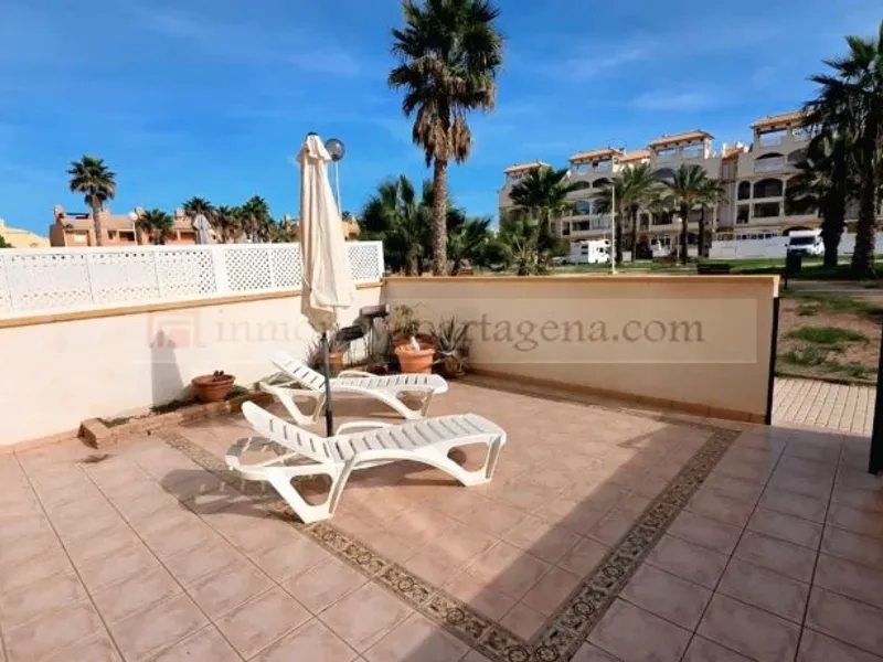 Venta de Espectacular Piso Bajo en Playa Islas Menores con Amplio Porche y Piscina Comunitaria