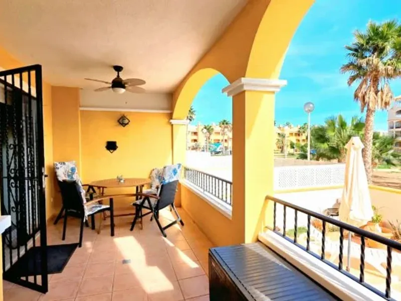 Venta de Espectacular Piso Bajo en Playa Islas Menores con Amplio Porche y Piscina Comunitaria