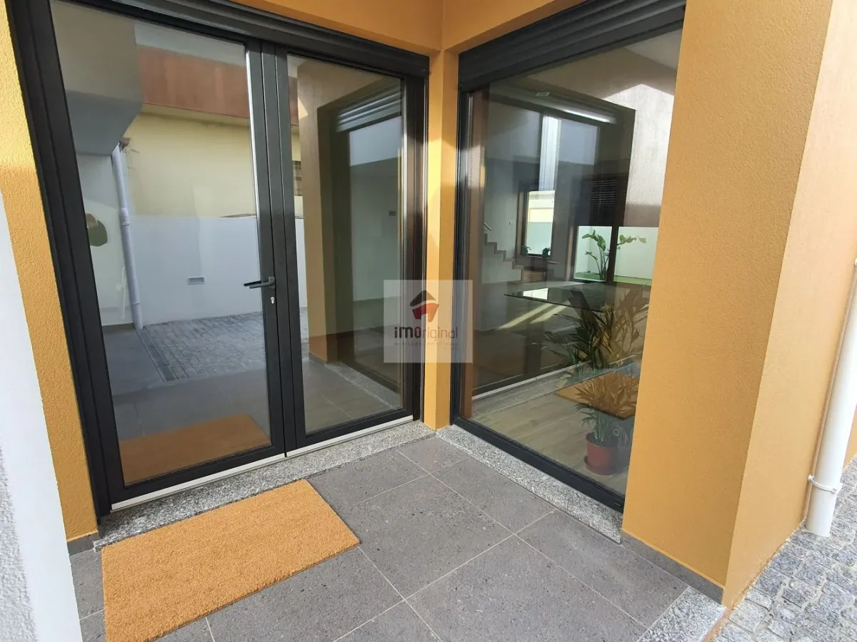 Moradia T3 de 3 frentes, Nova, Madalena / Gaia / Porto