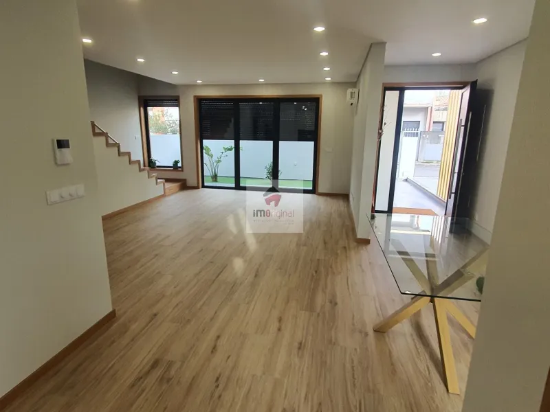 Moradia T3 de 3 frentes, Nova, Madalena / Gaia / Porto