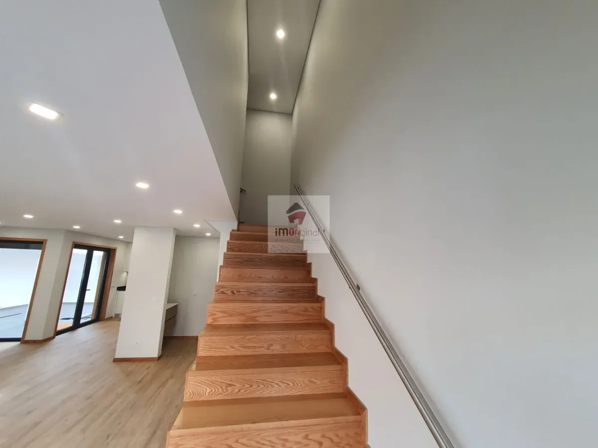 Moradia T3 de 3 frentes, Nova, Madalena / Gaia / Porto