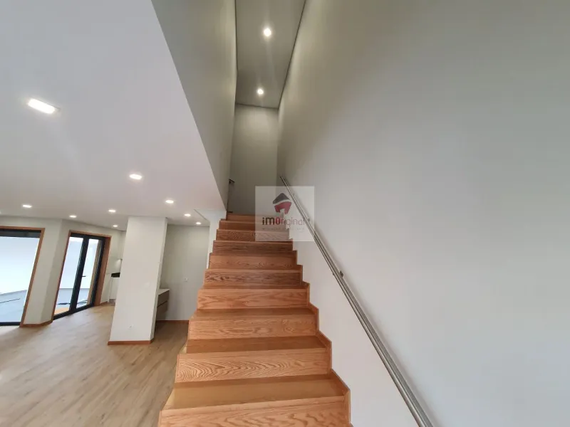 Moradia T3 de 3 frentes, Nova, Madalena / Gaia / Porto