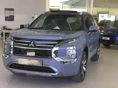 MMC Sevilla acoge el Outlander PHEV on Tour - Conquero Automoción | Red de concesionarios de automóviles