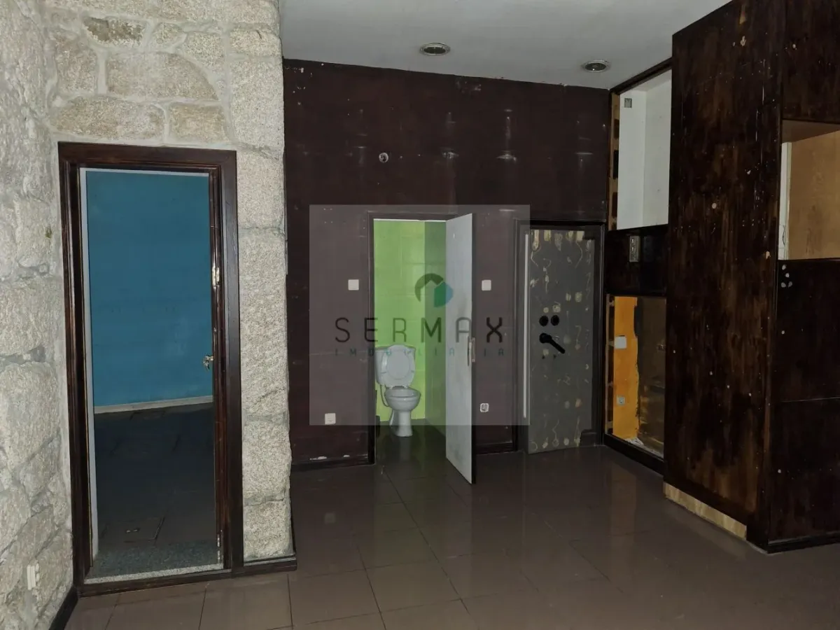 Loja na baixa, junto ao Silo Auto