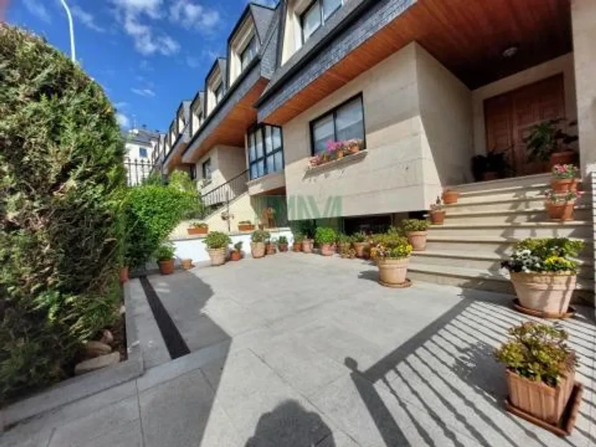 MAGNIFICO CHALET EN LA CIUDAD