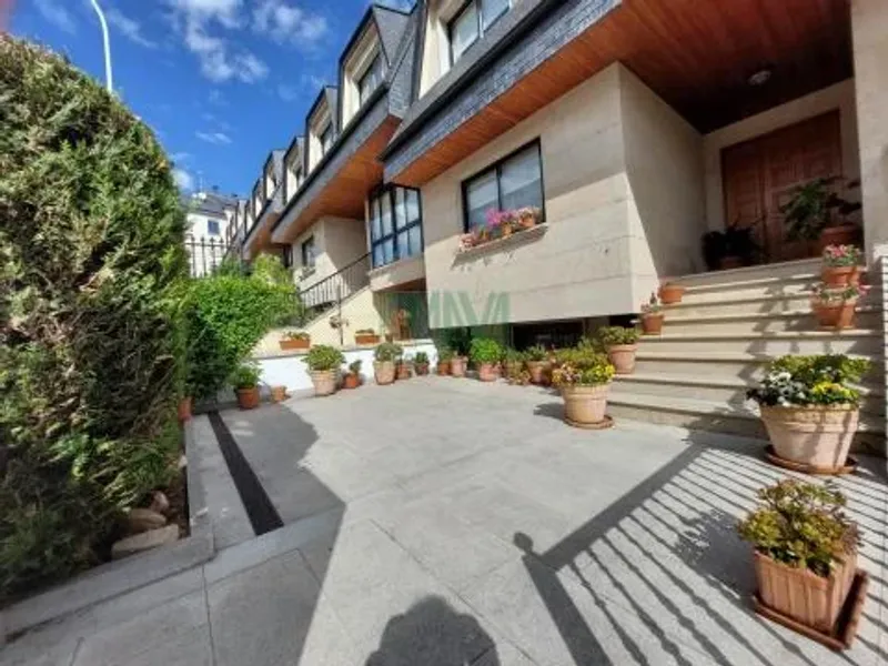 MAGNIFICO CHALET EN LA CIUDAD