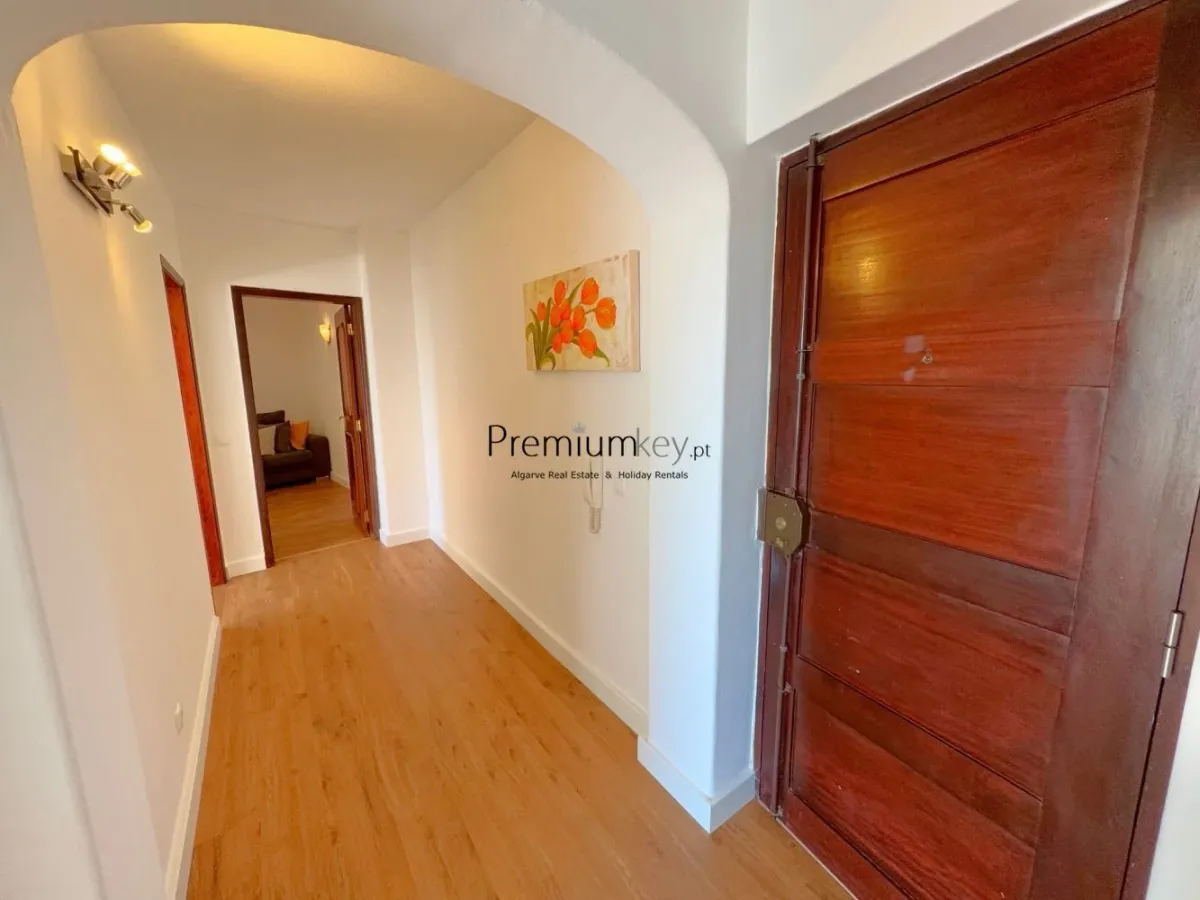 Apartamento T2 com vista mar situado perto do centro histórico de Albufeira.