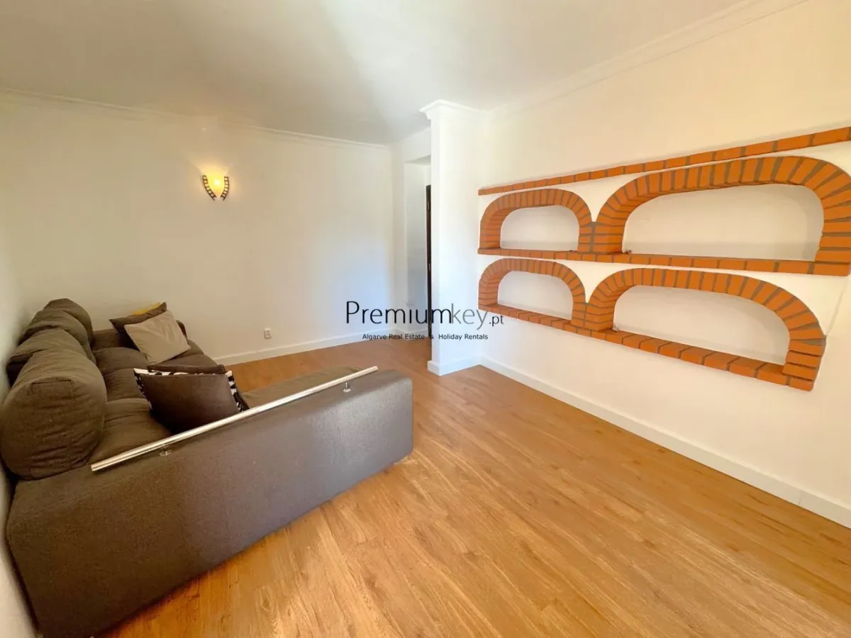 Apartamento T2 com vista mar situado perto do centro histórico de Albufeira.