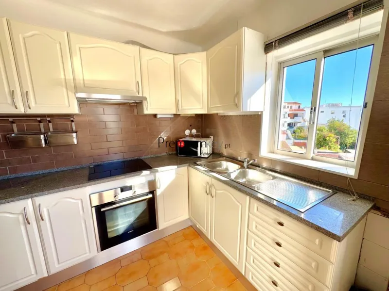 Apartamento T2 com vista mar situado perto do centro histórico de Albufeira.