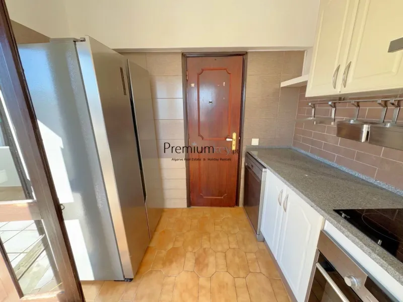 Apartamento T2 com vista mar situado perto do centro histórico de Albufeira.