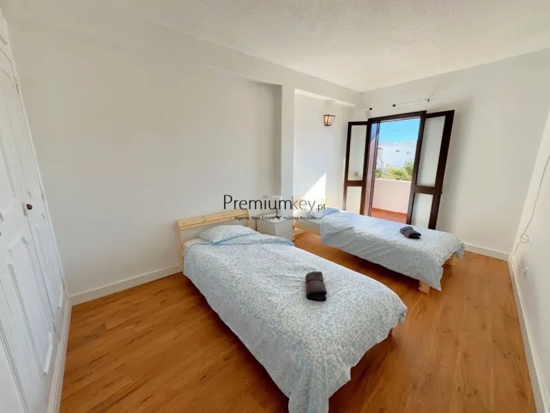 Apartamento T2 com vista mar situado perto do centro histórico de Albufeira.