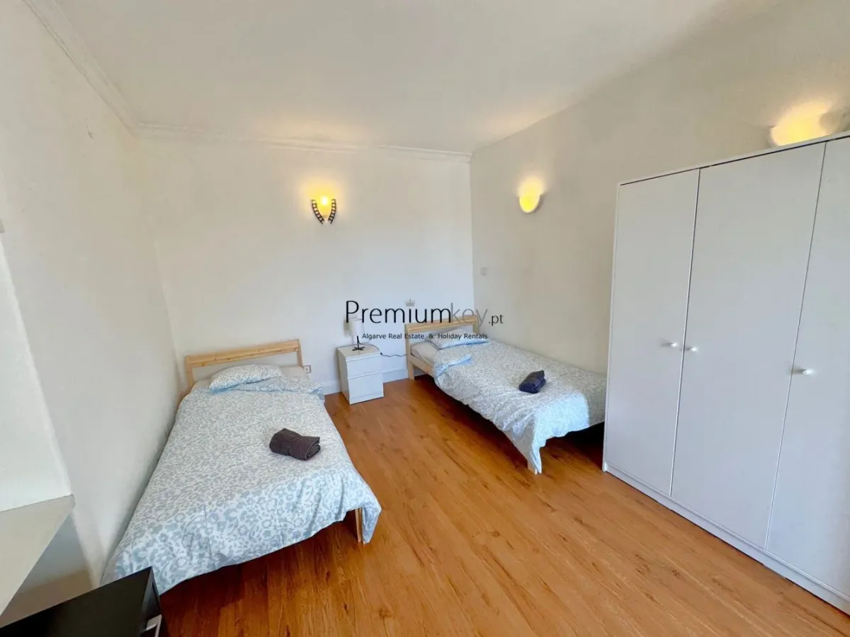 Apartamento T2 com vista mar situado perto do centro histórico de Albufeira.