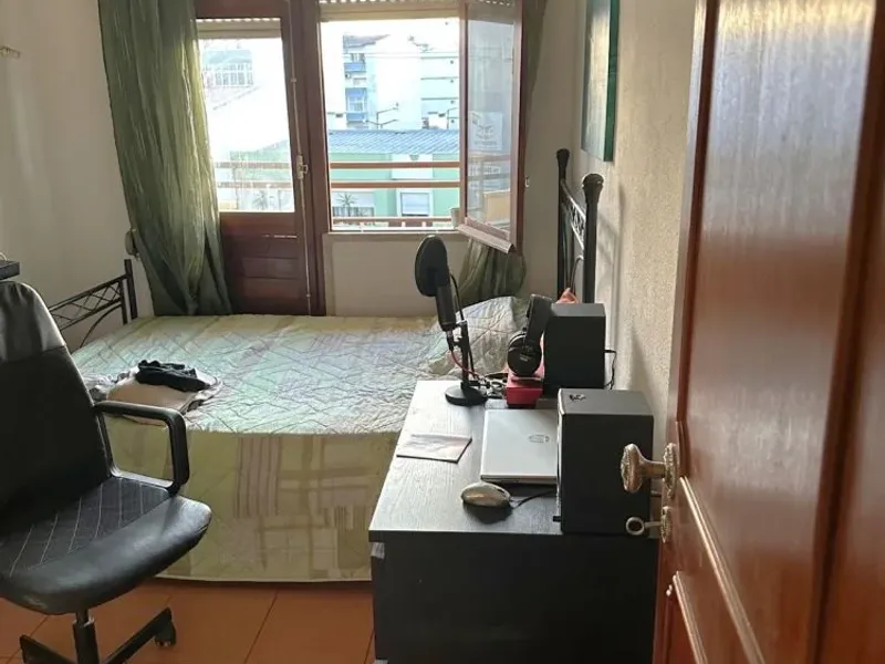 Acolhedor T1 na Sobreda em excelente estado de conservação e localização privilegiada