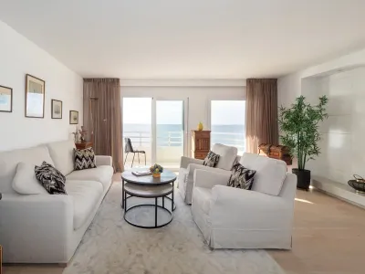 Frontline apartment with stunning sea views and terrace in El Molinar