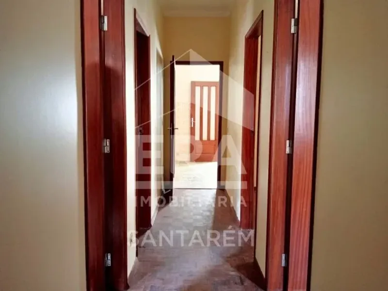 Moradia com Anexos, Quintal e Vista Panorâmica