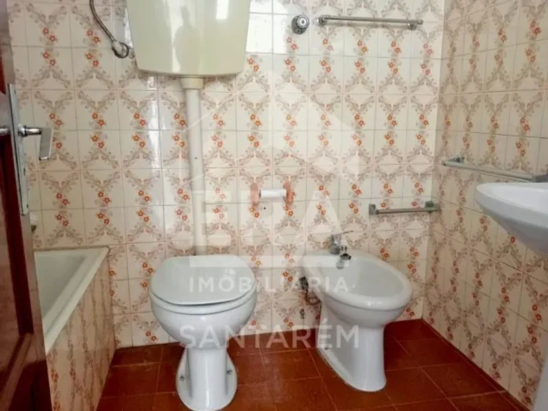 Moradia com Anexos, Quintal e Vista Panorâmica