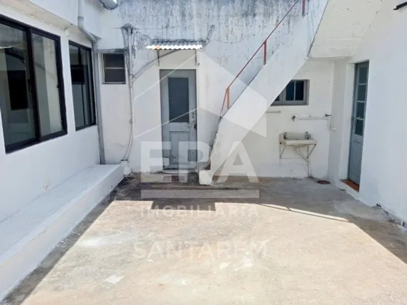 Moradia com Anexos, Quintal e Vista Panorâmica