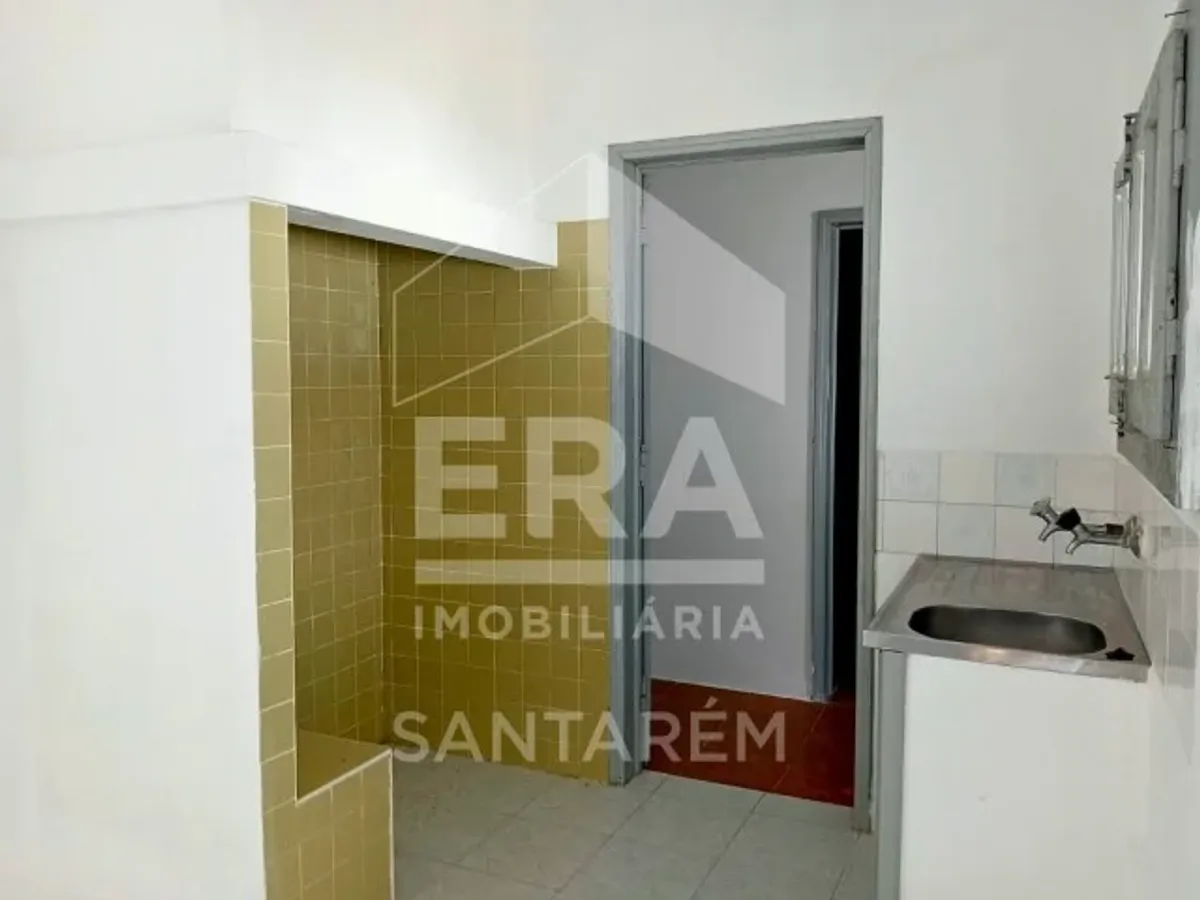 Moradia com Anexos, Quintal e Vista Panorâmica