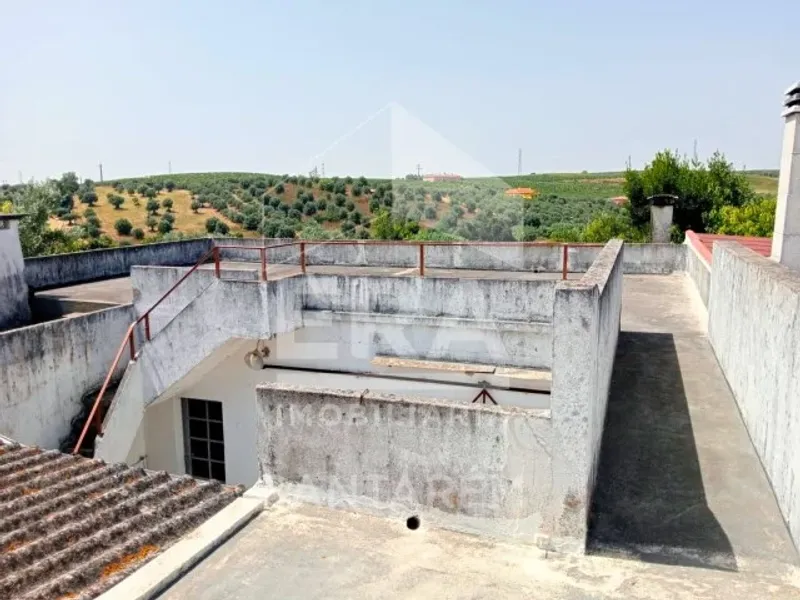 Moradia com Anexos, Quintal e Vista Panorâmica