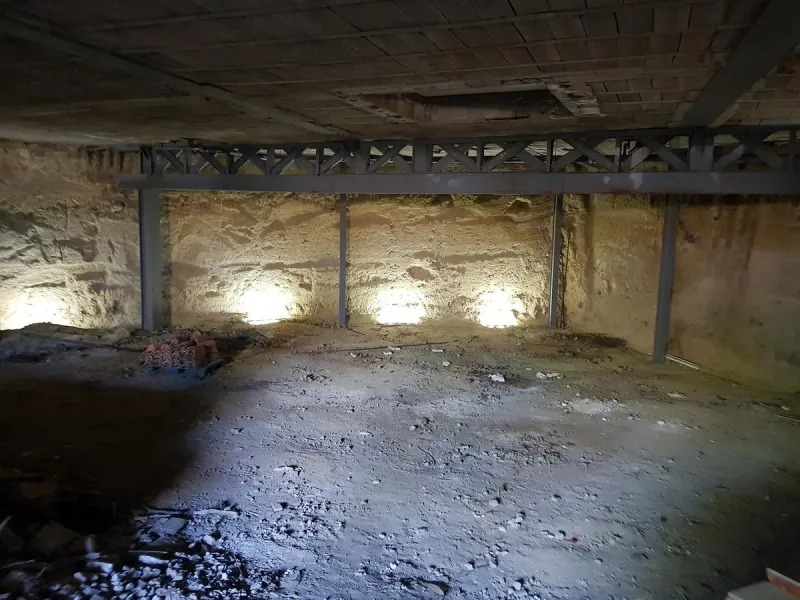 Large Freehold For Night Club-Restaurant for Sale