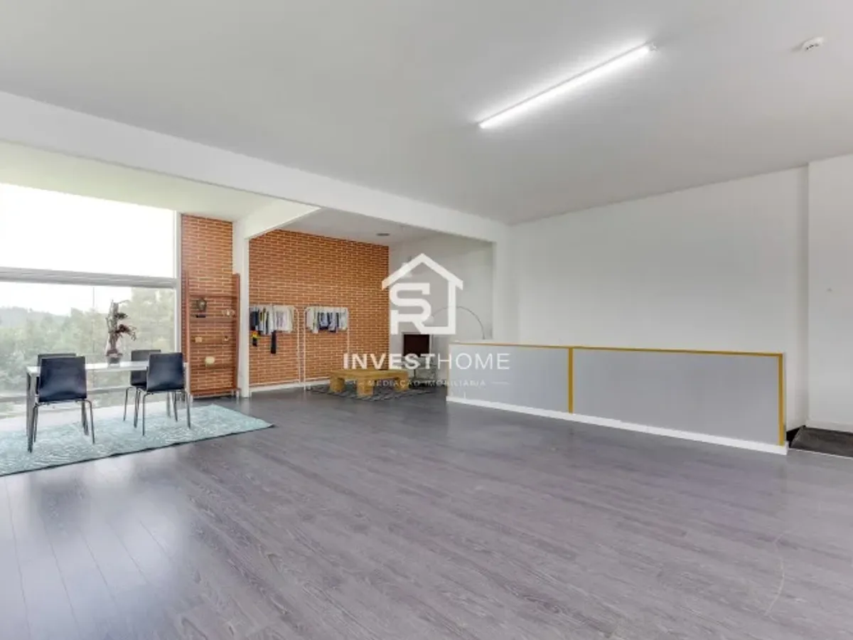 Armazém 241m2 | Zona Industrial Ermesinde | 2 Frentes | 2 Pisos