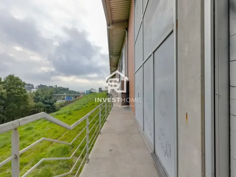 Armazém 241m2 | Zona Industrial Ermesinde | 2 Frentes | 2 Pisos