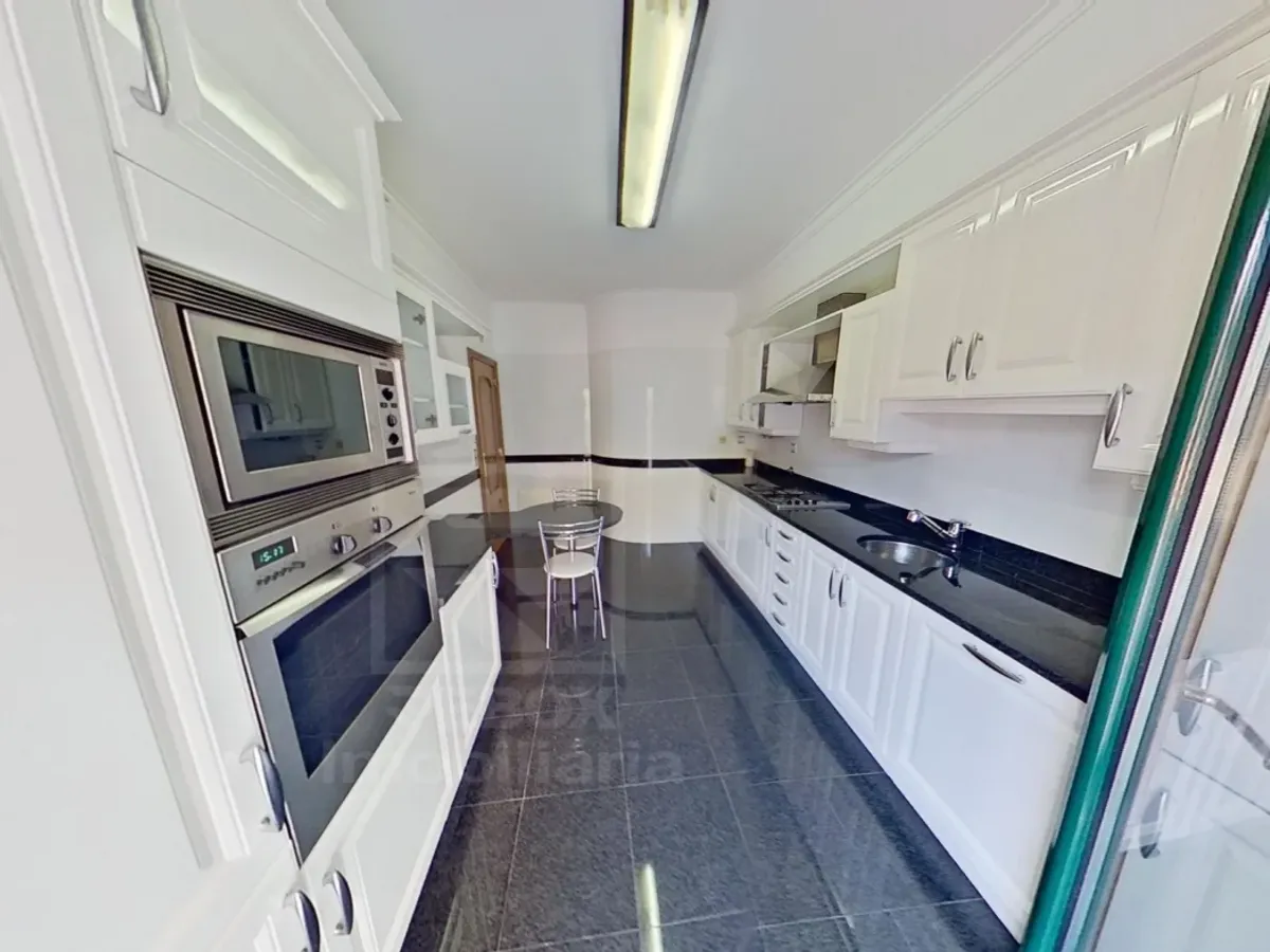 Apartamento de Luxo T1 Quinta das Conchas com box fechada e grande Terraço