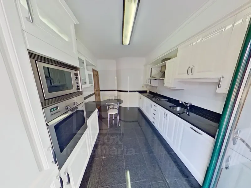 Apartamento de Luxo T1 Quinta das Conchas com box fechada e grande Terraço