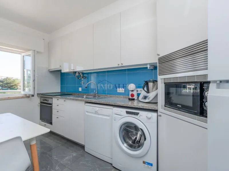 Apartamento T2 em Carcavelos, com arrecadação