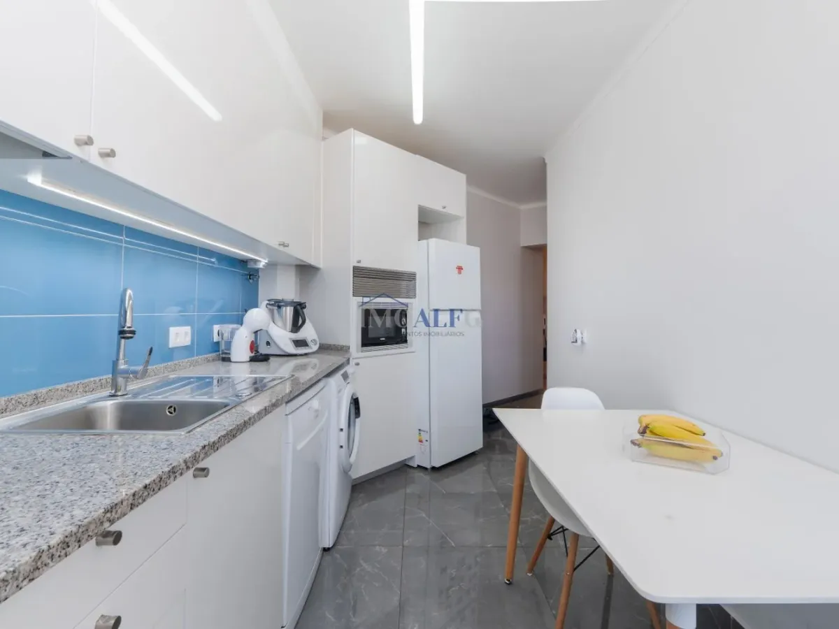 Apartamento T2 em Carcavelos, com arrecadação