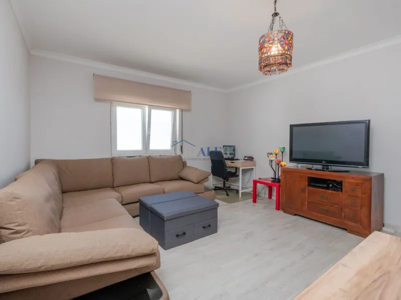 Apartamento T2 em Carcavelos, com arrecadação