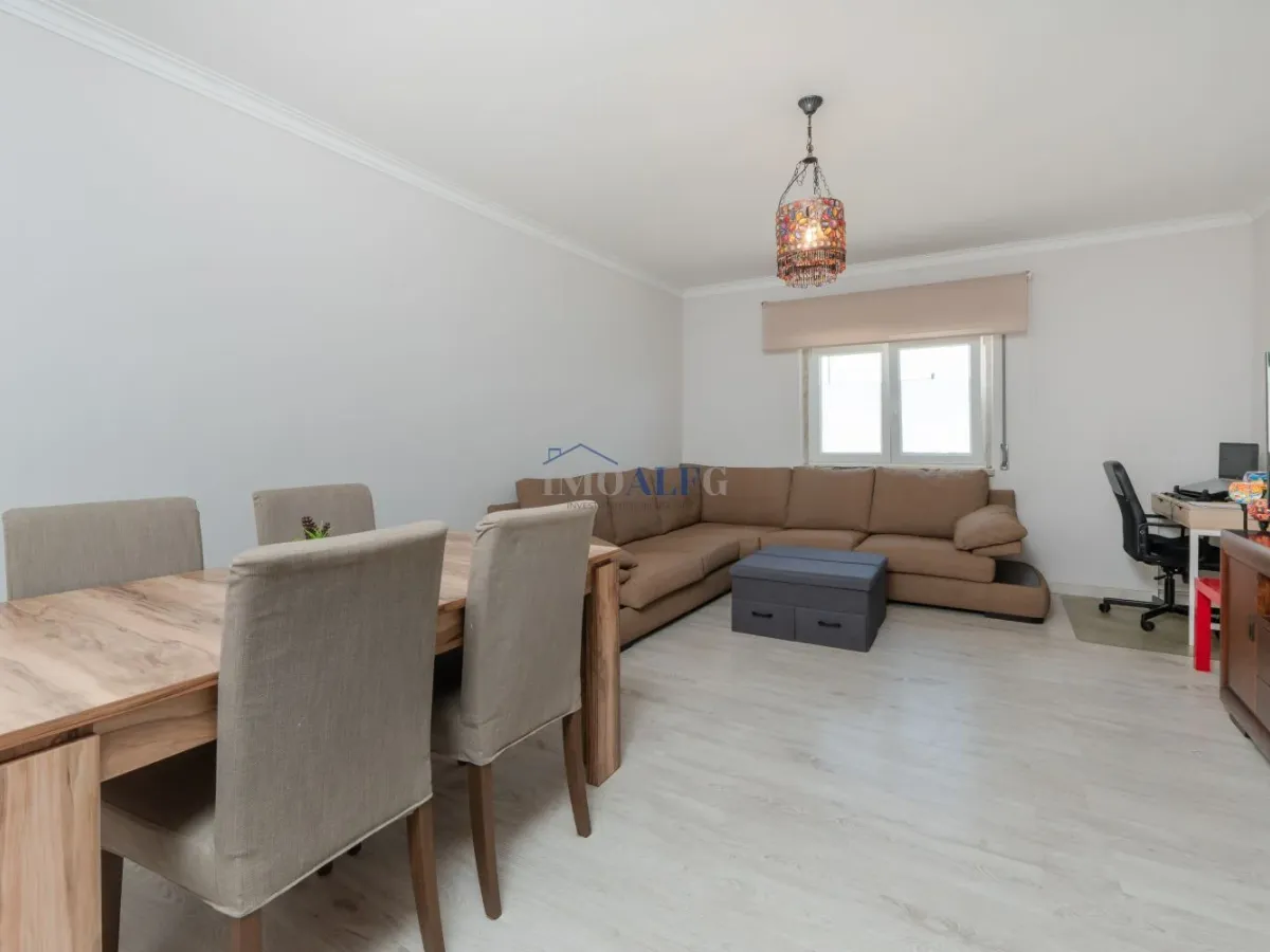 Apartamento T2 em Carcavelos, com arrecadação