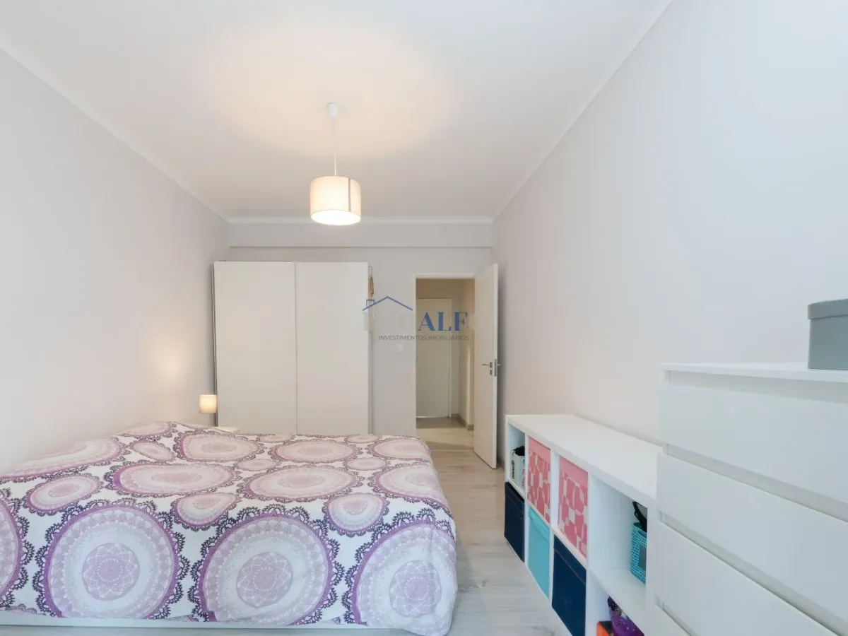 Apartamento T2 em Carcavelos, com arrecadação