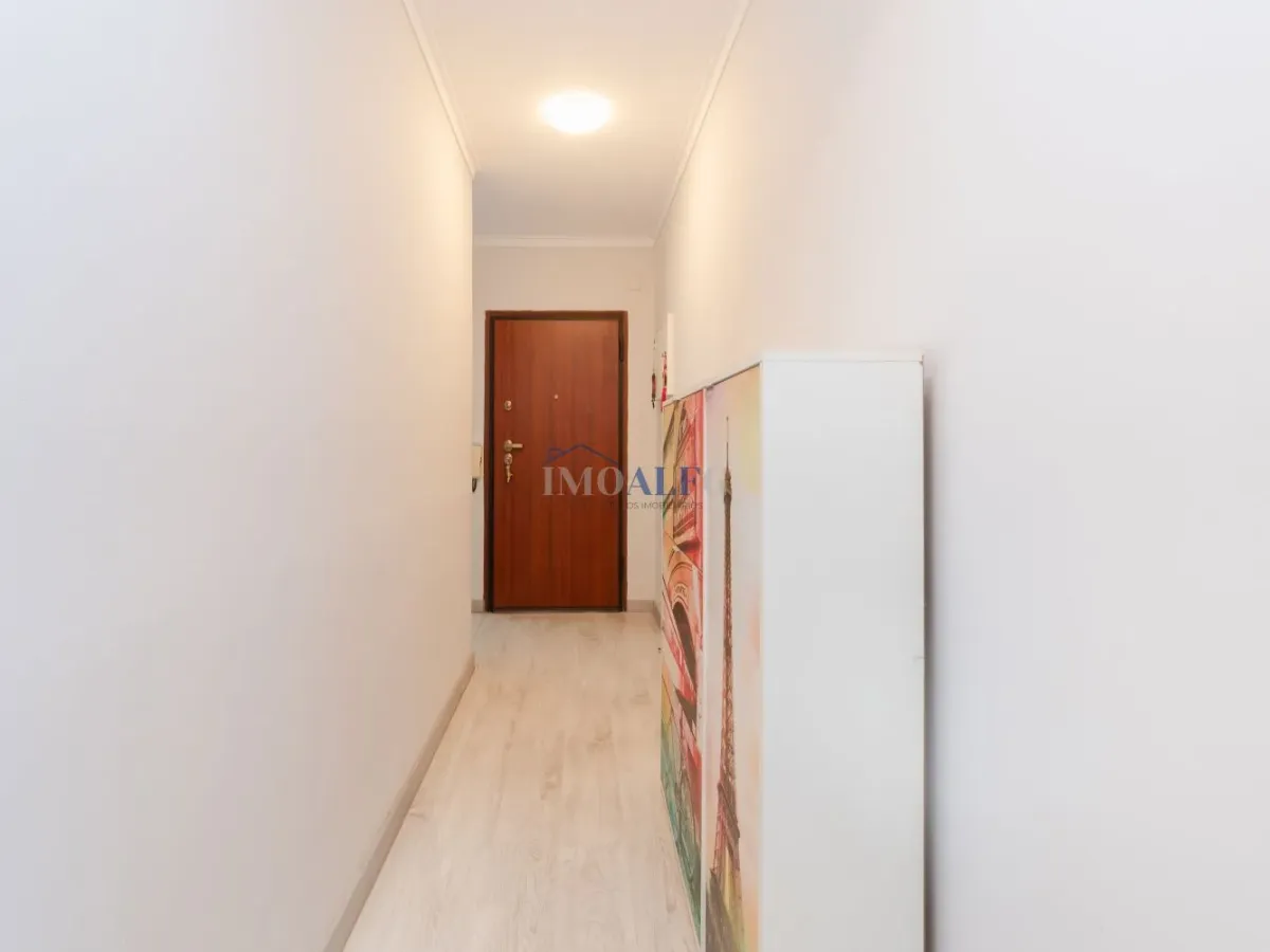 Apartamento T2 em Carcavelos, com arrecadação