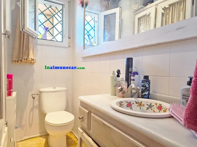 Rækkehus med havudsigt og fælles pool til salg i Almuñécar