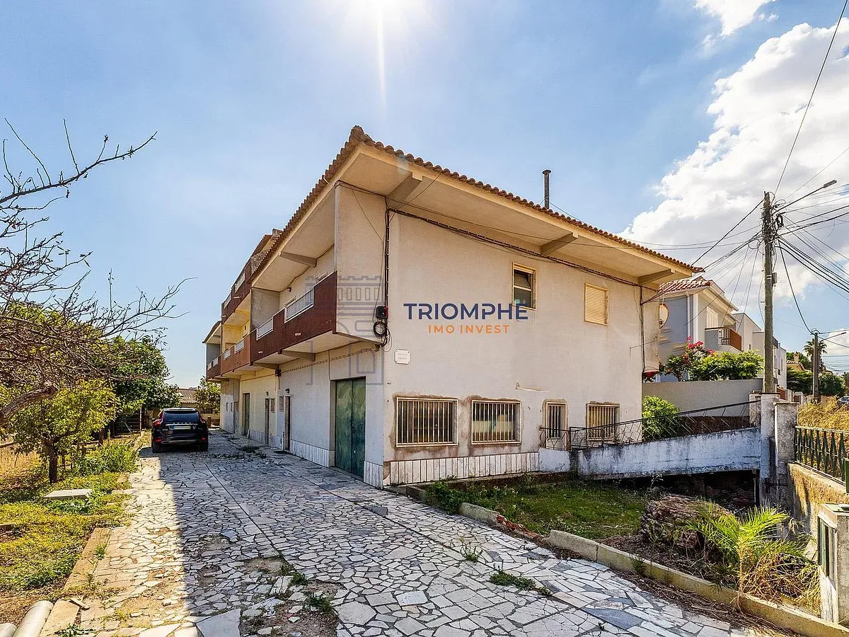 Moradia T3 em banda Famões Investimento