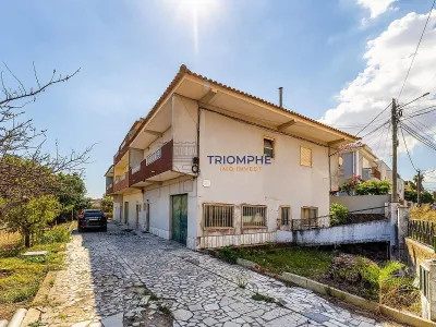 Moradia T3 em banda Famões Investimento