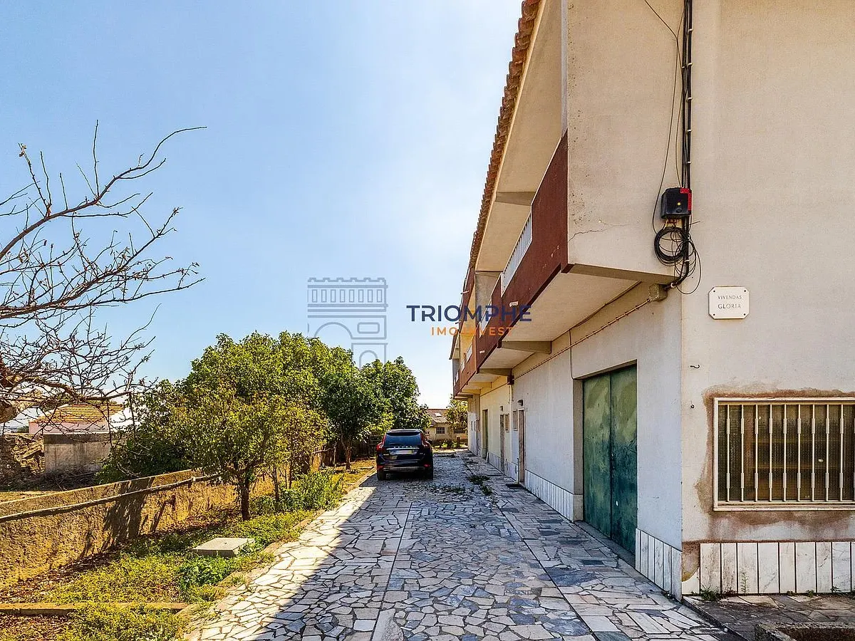 Moradia T3 em banda Famões Investimento