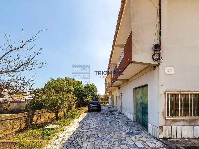 Moradia T3 em banda Famões Investimento