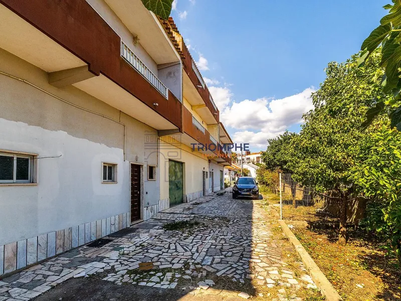 Moradia T3 em banda Famões Investimento