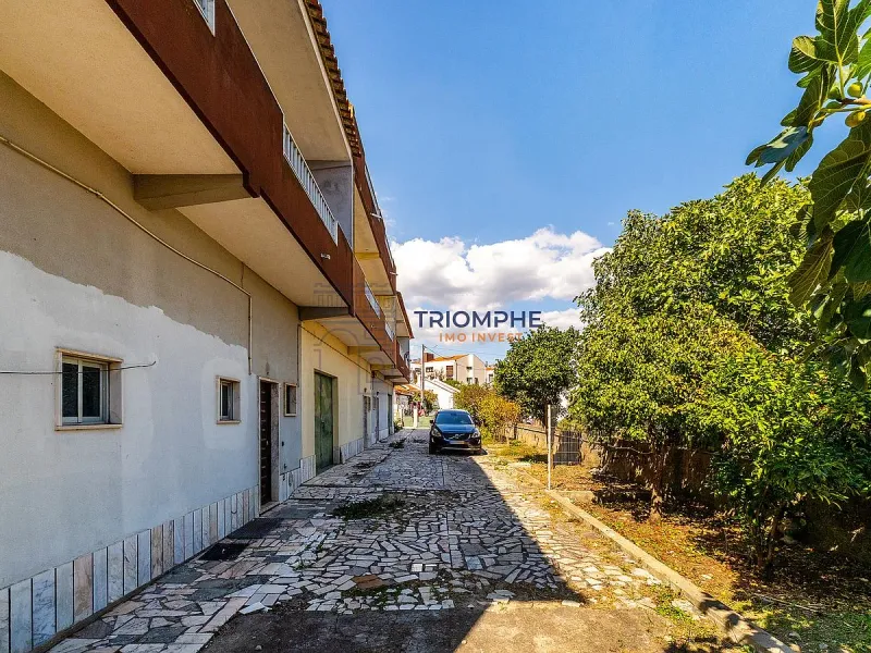 Moradia T3 em banda Famões Investimento