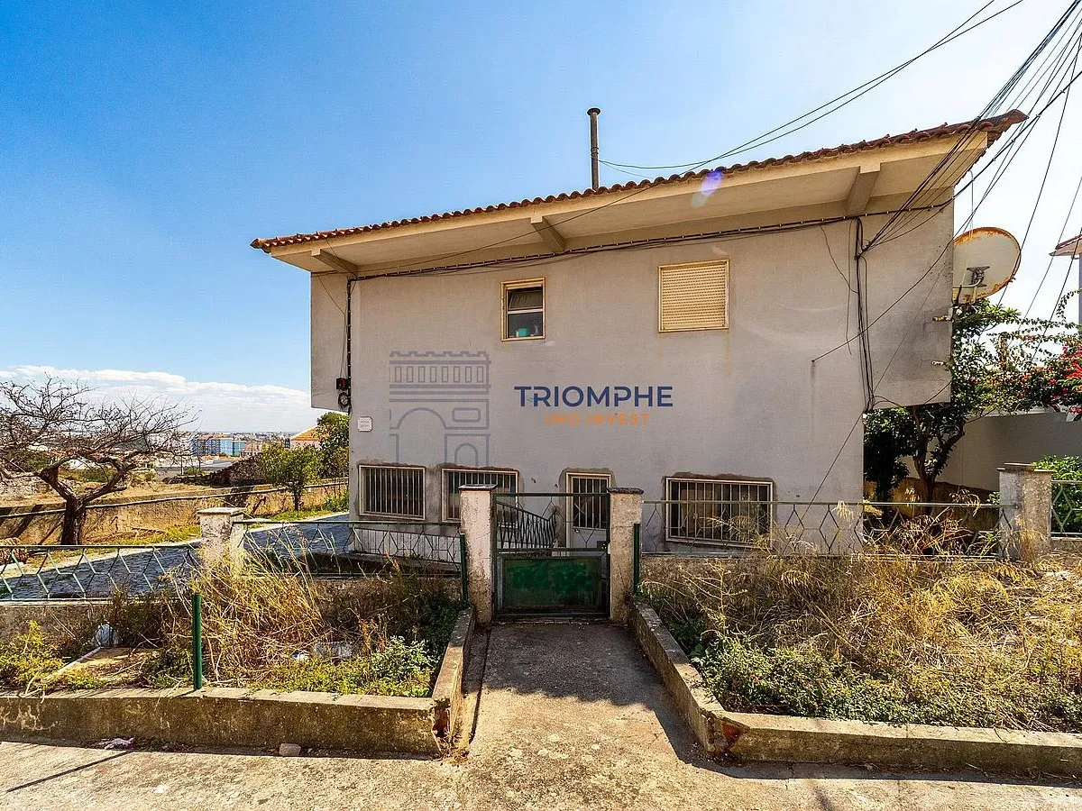 Moradia T3 em banda Famões Investimento