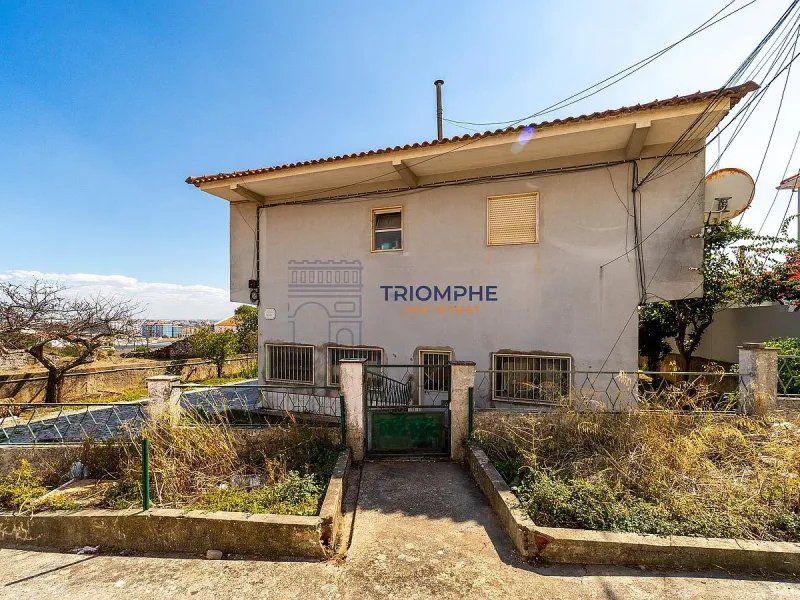 Moradia T3 em banda Famões Investimento