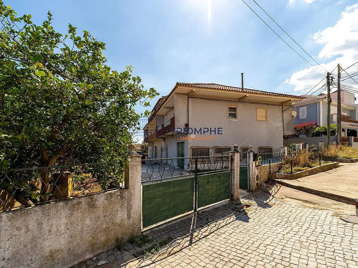 Moradia T3 em banda Famões Investimento