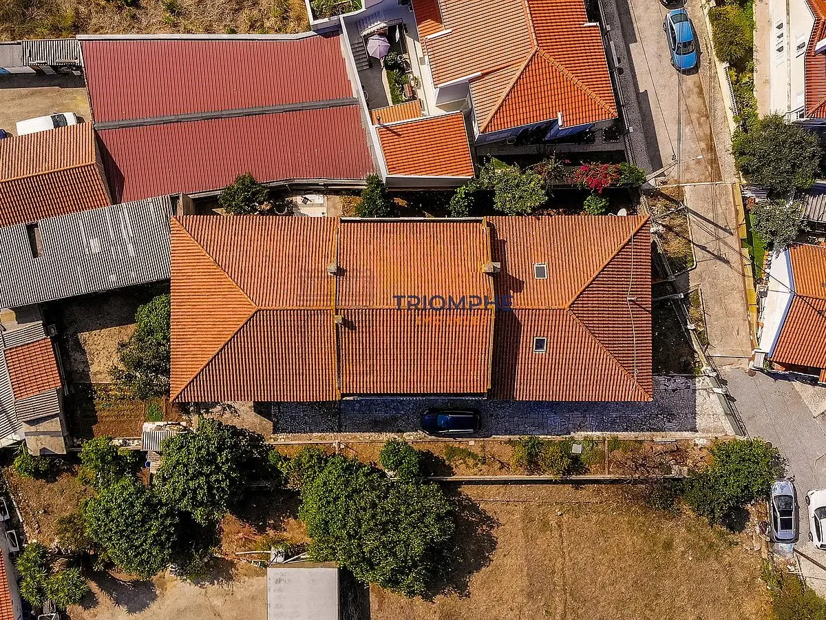 Moradia T3 em banda Famões Investimento