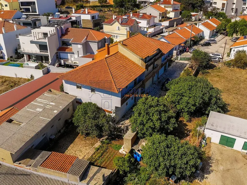 Moradia T3 em banda Famões Investimento