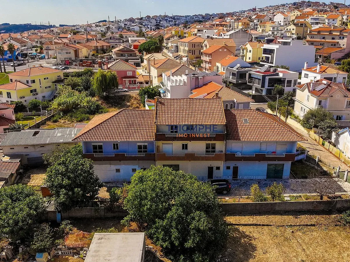 Moradia T3 em banda Famões Investimento