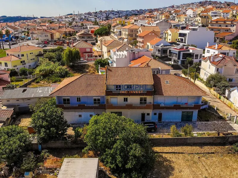 Moradia T3 em banda Famões Investimento